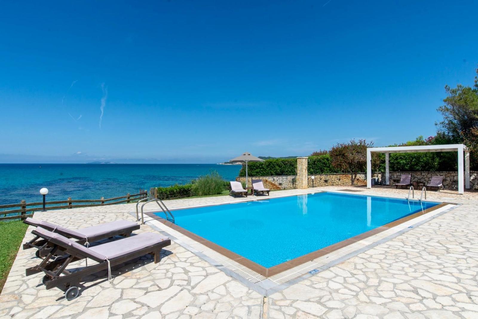 Beachfront Villa Victoras - With Private Beach Sidárion Buitenkant foto